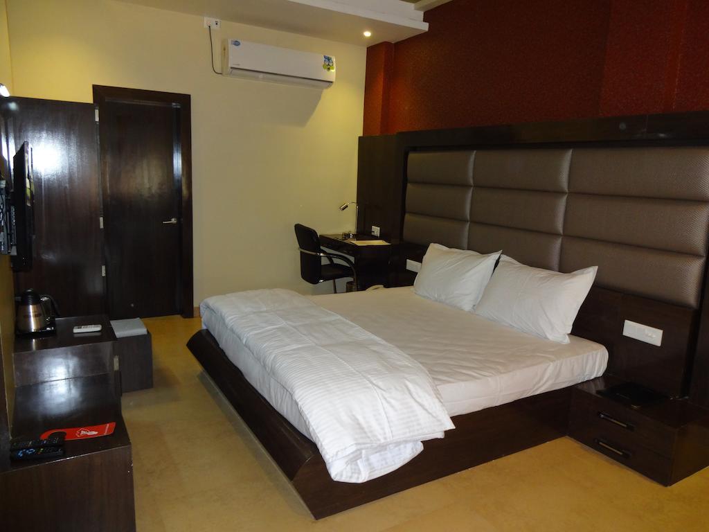 Hardik Resort 奥拉奇哈 客房 照片