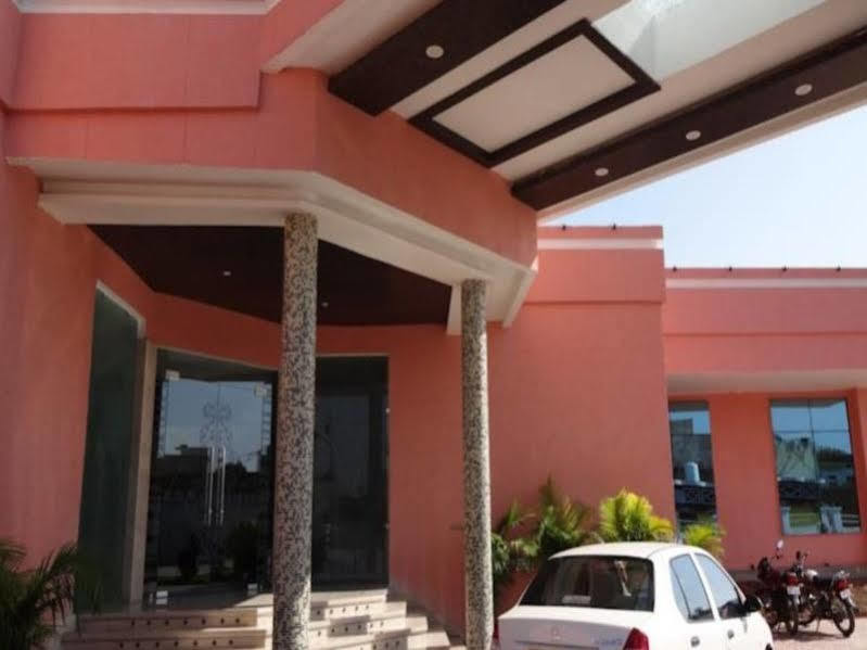 Hardik Resort 奥拉奇哈 外观 照片